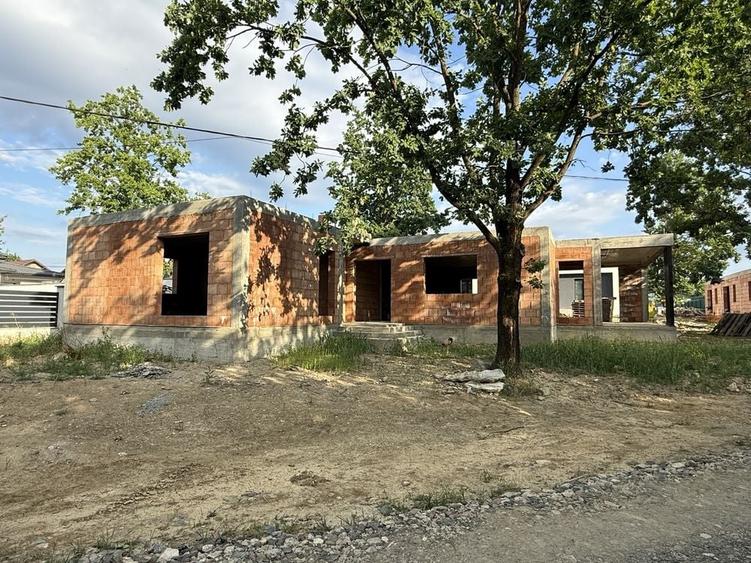 Casă cu 4 camere în Exterior Vest
