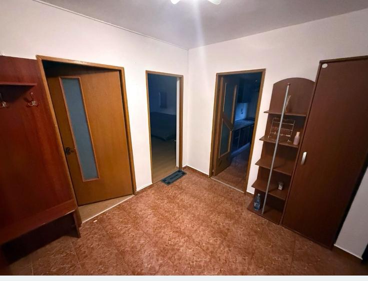 Apartament cu 4 camere semidecomandat, mobilat în Lujerului
