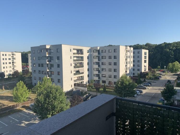 Apartament cu 3 camere semidecomandat în Băneasa