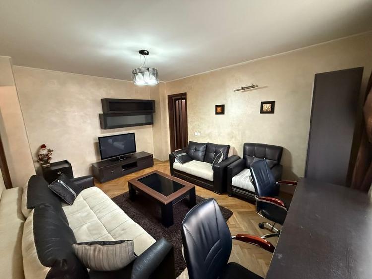 Apartament cu 3 camere semidecomandat, mobilat în Romană