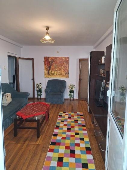 Apartament cu 3 camere semidecomandat, mobilat în Gara