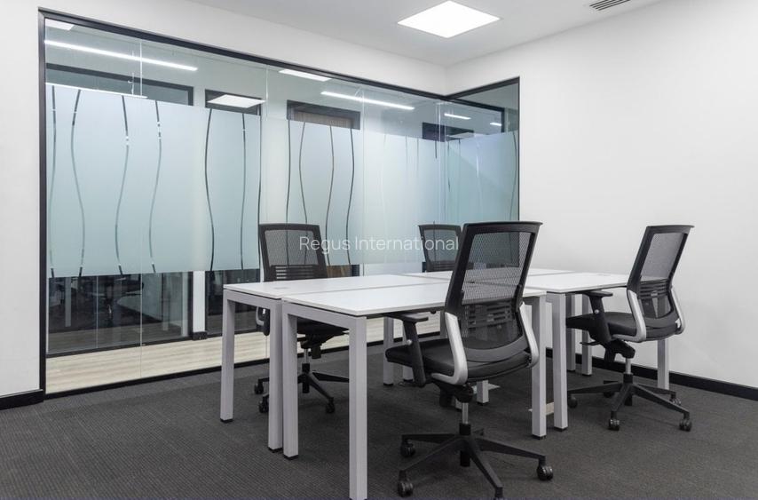 Spațiu de birou privat pentru 3 persoane în Regus Sun Business Centre