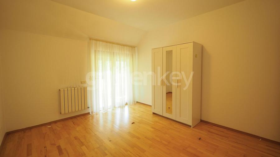 Vila nemobilata in complex cu piscina | 2 garaje - 16