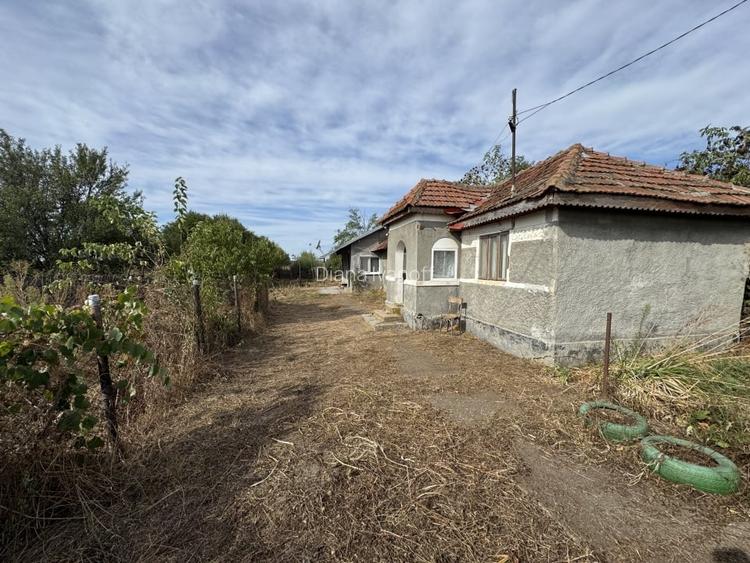 Casa din caramida cu teren 4185 mp in Comuna Manesti