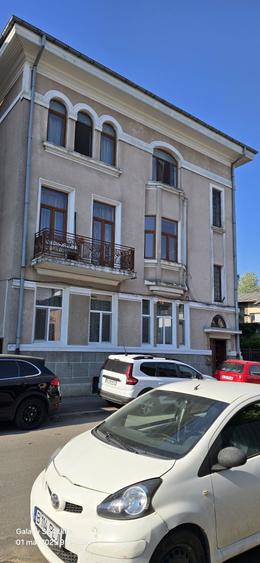 Propietar vind apartament cu 3 camere decomandat in vila etaj 1/2 zona Calea Calarasi sector 3 - 3