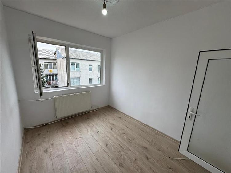 Garsoniera 12mp , de vanzare, zona Sud, etaj 4 cu acoperis - 5