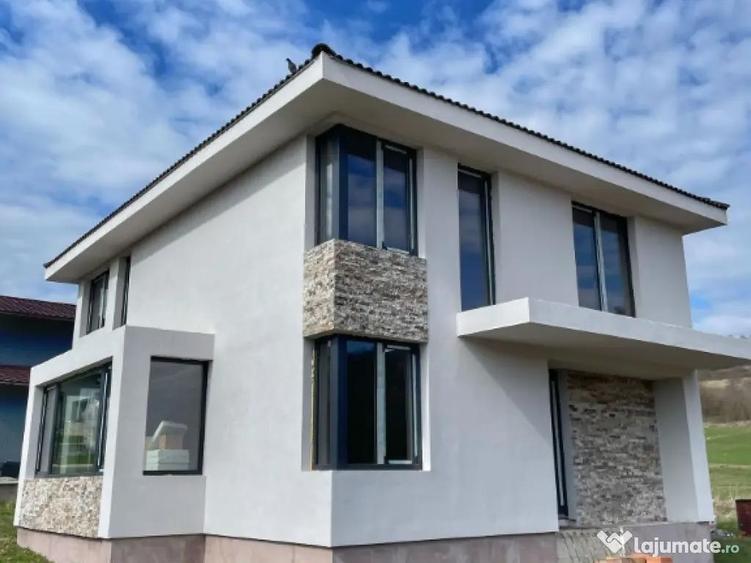 Casa de vanzare la intrare in Corpadea la drumul na?ional - 1