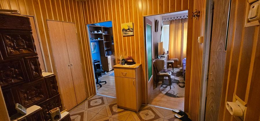 Apartament cu 3 camere decomandat, mobilat în Moinești