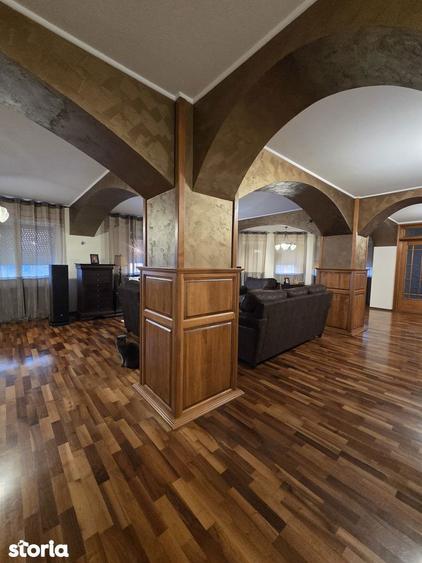 Apartament cu 5 camere decomandat în Buzaului