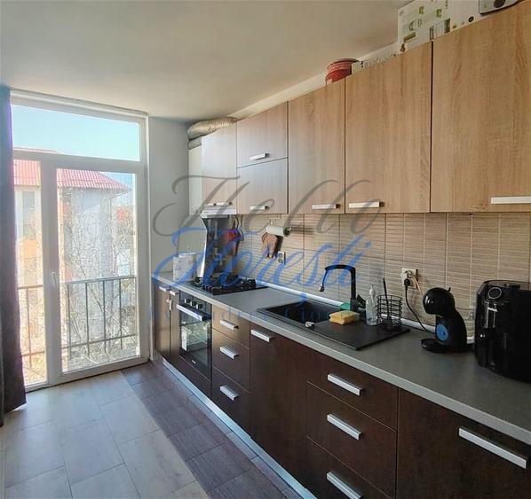 Apartament cu 3 camere semidecomandat în Florești
