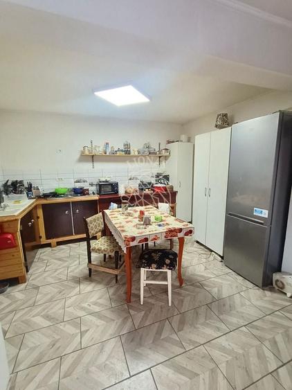 Casă individuală cu 8 camere cu Canalizare în Decebal