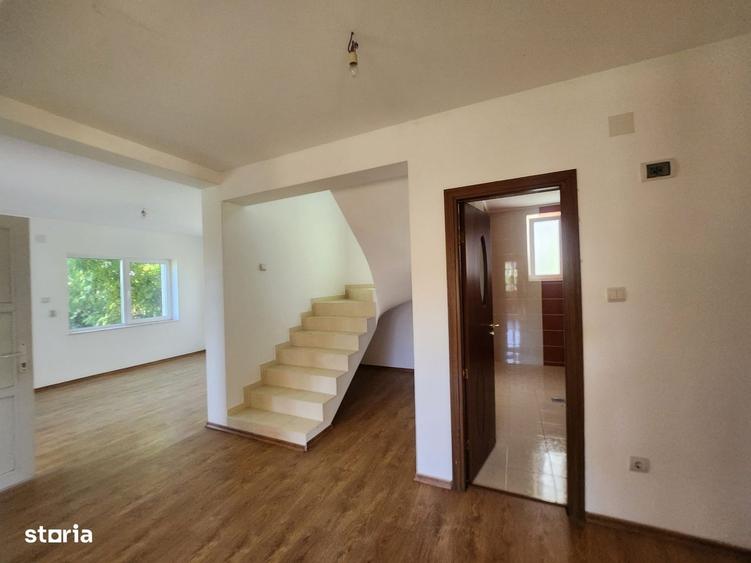 Casă cu 4 camere în Ștefănești