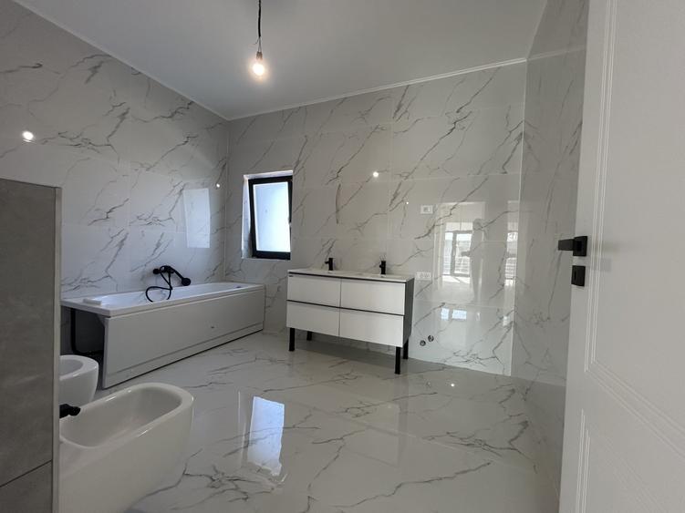 Duplex cu 4 camere cu Canalizare în Vișani