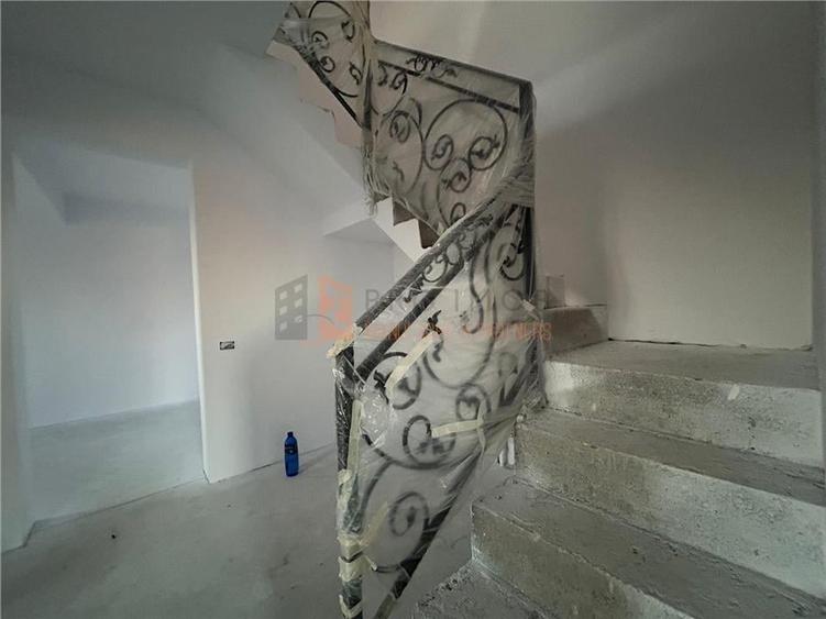 Casă individuală cu 4 camere cu Canalizare în Mărăcineni