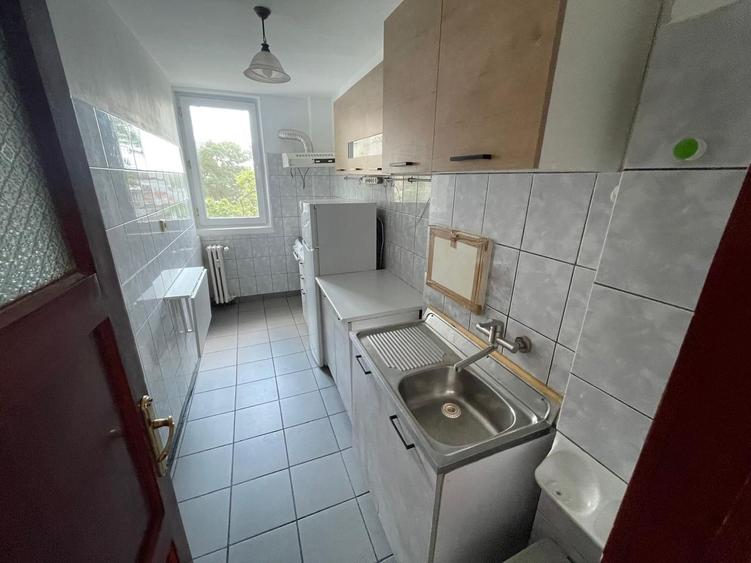 Apartament cu 3 camere semidecomandat, mobilat în 1 Mai