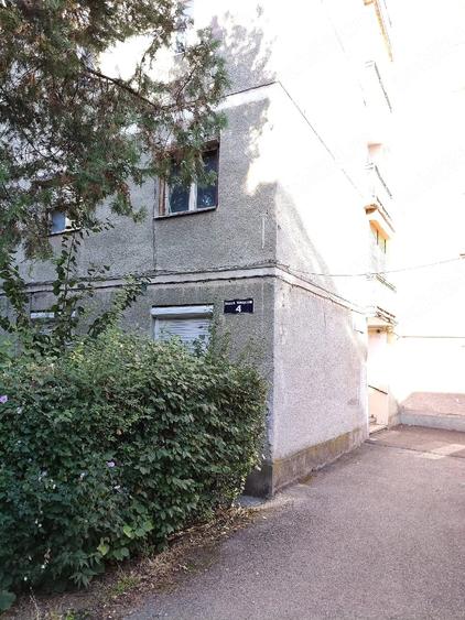 Apartament cu 3 camere nedecomandat în Micro 14