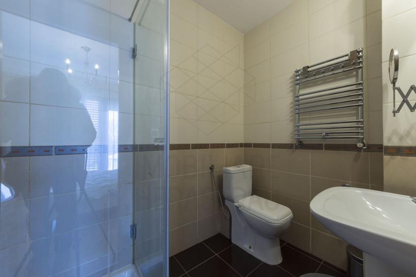 Apartament cu 3 camere decomandat, mobilat în P-ța Victoriei