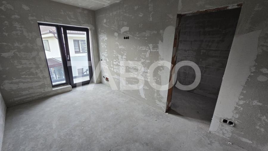 Duplex de vanzare 450mp teren liber 4 camere 2 bai 2 parcari Selimbar - 12