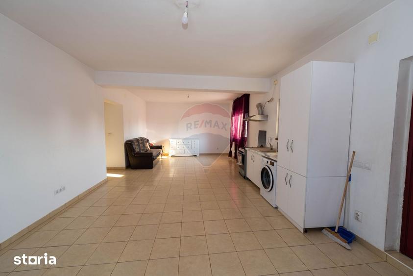 Casă cu 9 camere cu Teren 400 Mp în Central