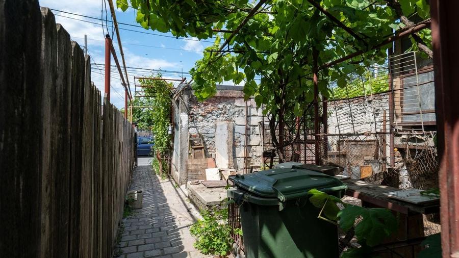 Oferta - casă de vânzare  si teren 241 mp, în zona Andronache - 14