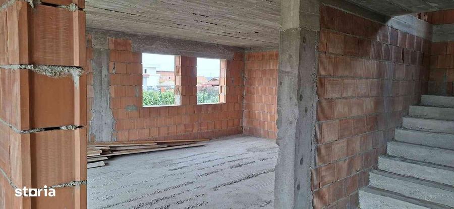 Casă cu 6 camere cu Teren 500 Mp în Frumușeni