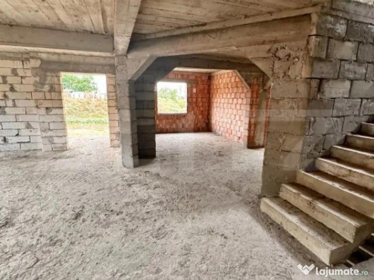 Casa de vanzare la ro?u,500 mp utili poten?ial Unic, loc - 6