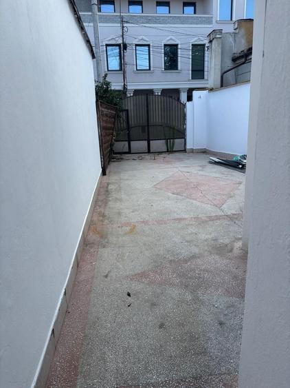 Casa de vanzare in zona centrala. - 2