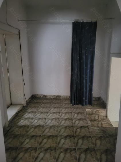 Vand casa cu curte cu gradina, situata central. - 9
