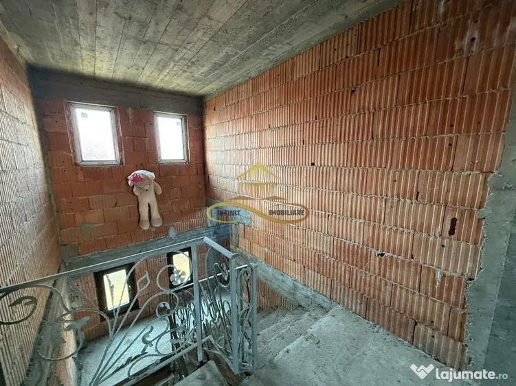 Casă cu 5 camere cu Teren 1715 Mp în Calea Romanului