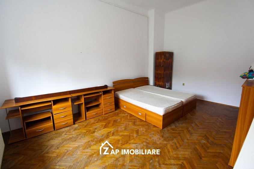 Casă individuală cu 5 camere cu Canalizare în Central