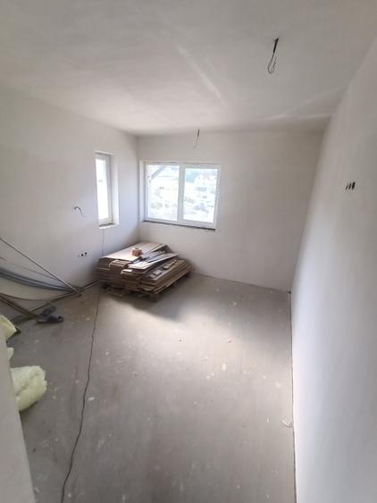 Casă cu 5 camere cu Garaj în Exterior Nord