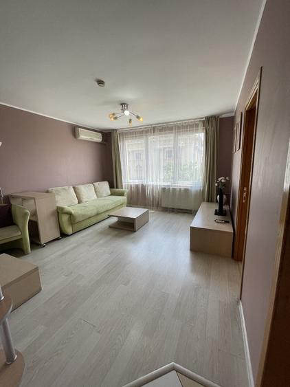 Apt. 2 camere mobilate, et.4, Calea Victoriei, bloc solid, vedere Palatul Regal - 1