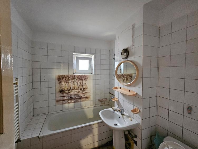Apartament cu 3 camere decomandat, mobilat în Lipovei