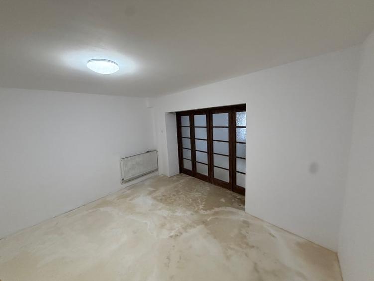 Casă cu 4 camere cu Canalizare în Central