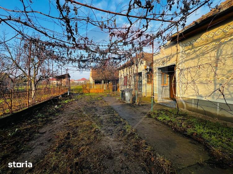 Casă cu 4 camere semidecomandat cu Teren 2144 Mp în Șeitin
