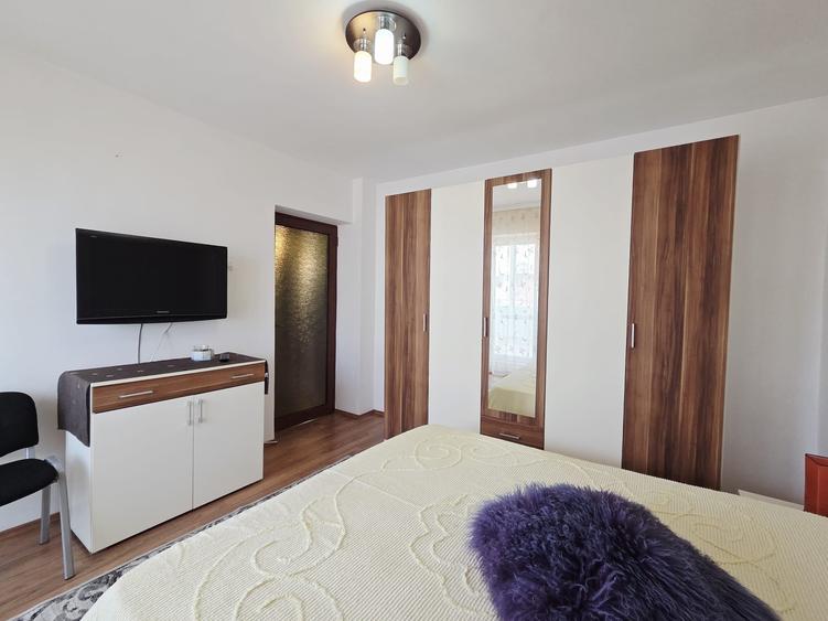 Apartament cu 3 camere decomandat, mobilat în Piața Centrală