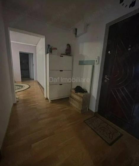 Apartament cu 3 camere semidecomandat, mobilat în Berceni