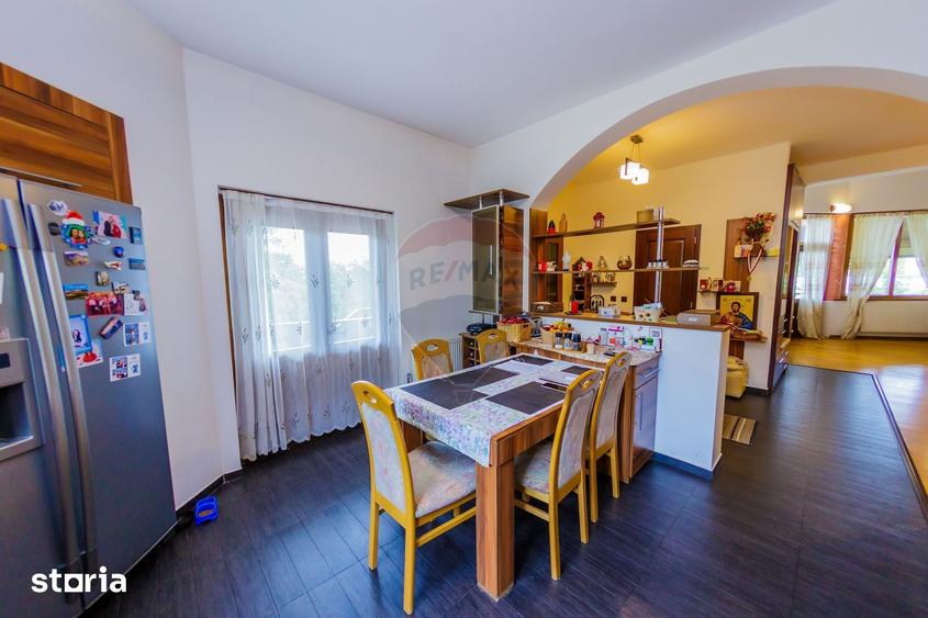 Casă cu 5 camere cu Teren 1108 Mp în Săsar
