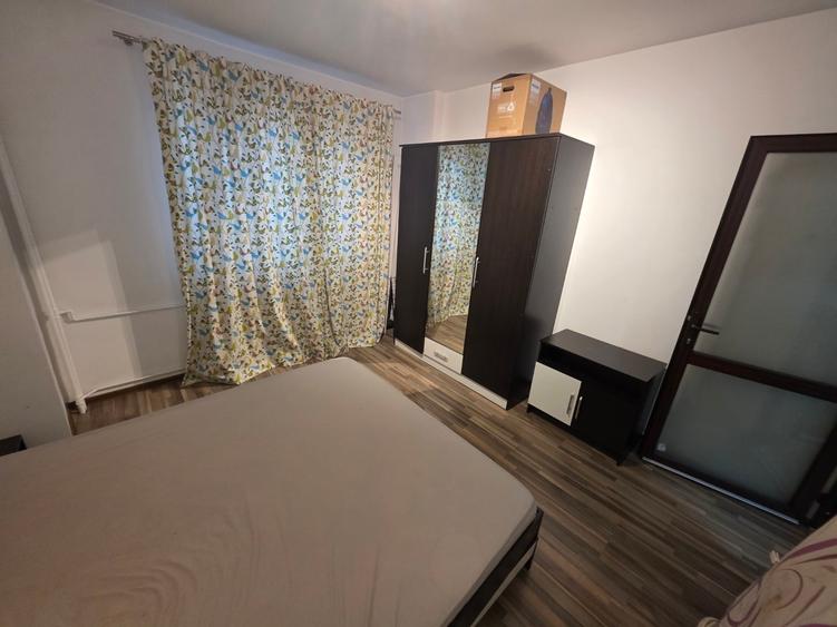 Apartament cu 3 camere semidecomandat în Berceni