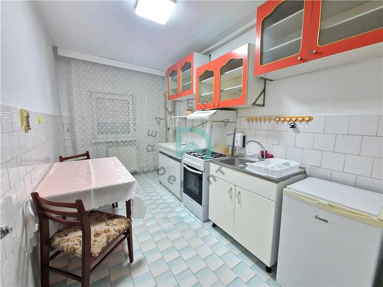 Apartament cu 3 camere decomandat, mobilat în Tractorul