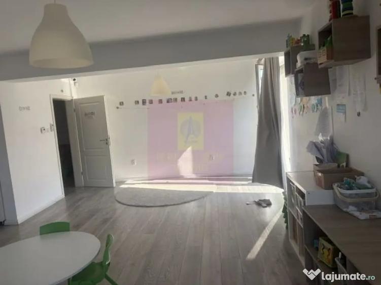 Casă cu 10 camere cu Teren 446 Mp în Drumul Sării