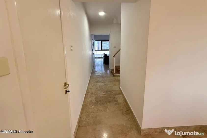 Apartament cu 6 camere decomandat în Polonă