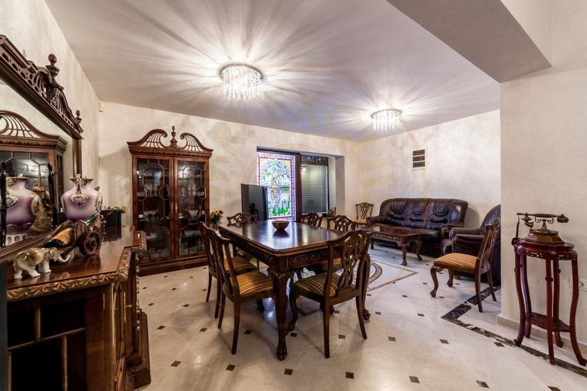 Vila zona Expo Parc - 2 apartamente, curte comuna - 2