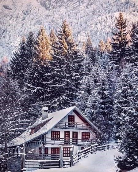 La poalele muntilor Piatra Craiului,pe domeniu de 4.000 mp teren, Brasov - 1