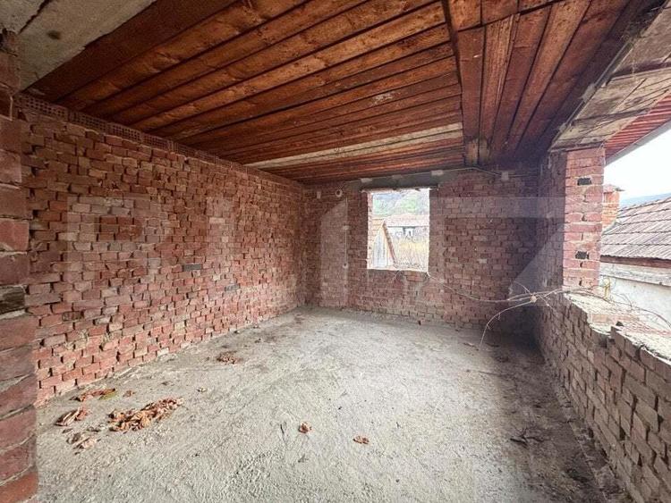 Casa la ro?u cu 7 camere, 2 bai, 1 bucatarie. - 1