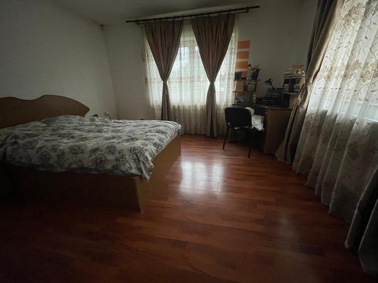 Casa de Vanzare - 3 camere, curte, 2 terase si gradina - 4