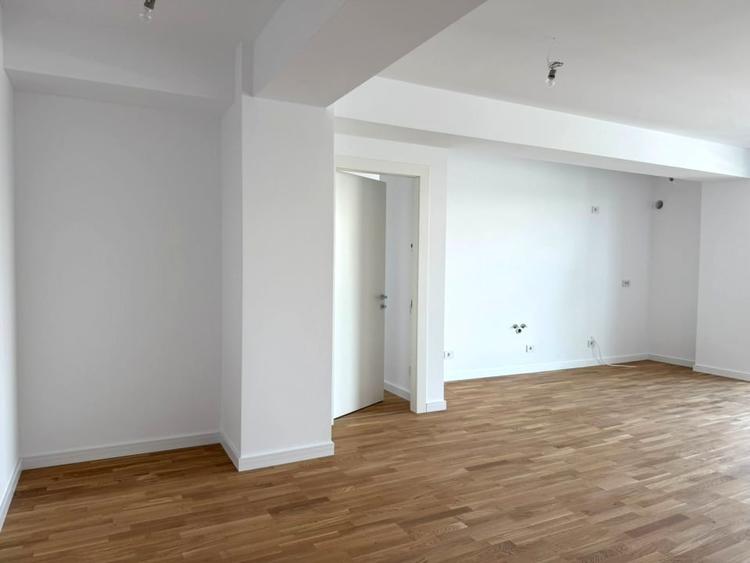 Apartament cu 3 camere semidecomandat în Pipera