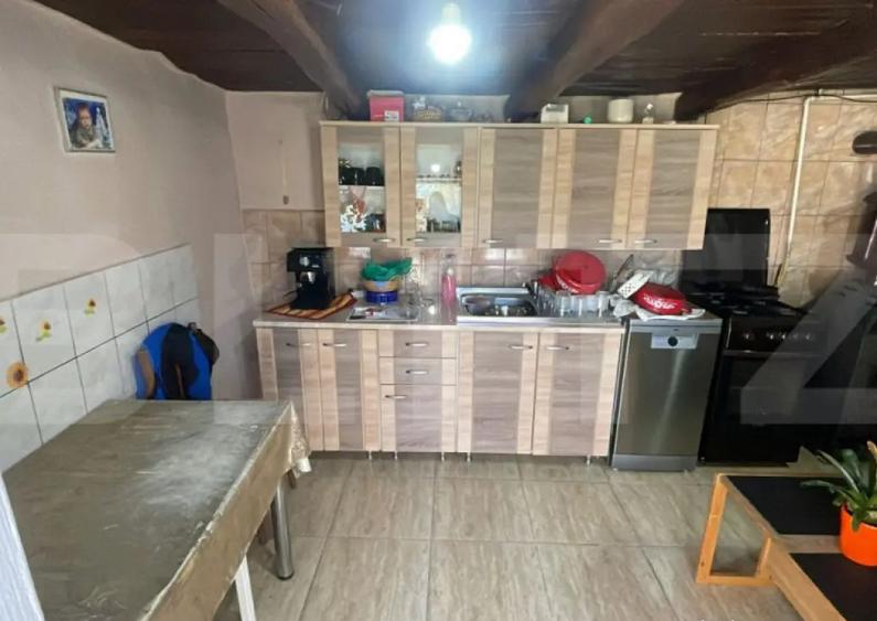 Casa cu 3 camere, 90 mp, 2 anexe gospodaresti si teren de 30 - 12