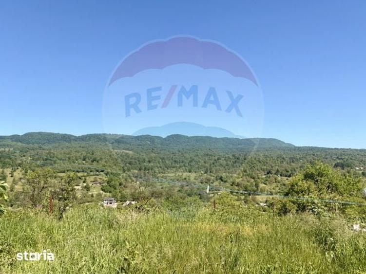 Casă cu 2 camere cu Teren 2744 Mp în Desești