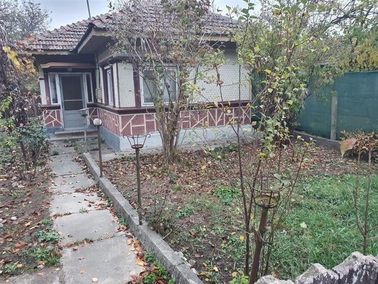 Casa batraneasca cu teren generos in centrul comunei Ciolpani aproape de partea - 3